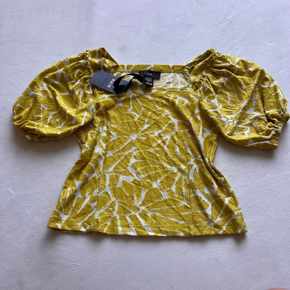 NWT Rain Puffy Sleeve Stretchy Top Mustard yellow and Cream Regal Luxury Pretty